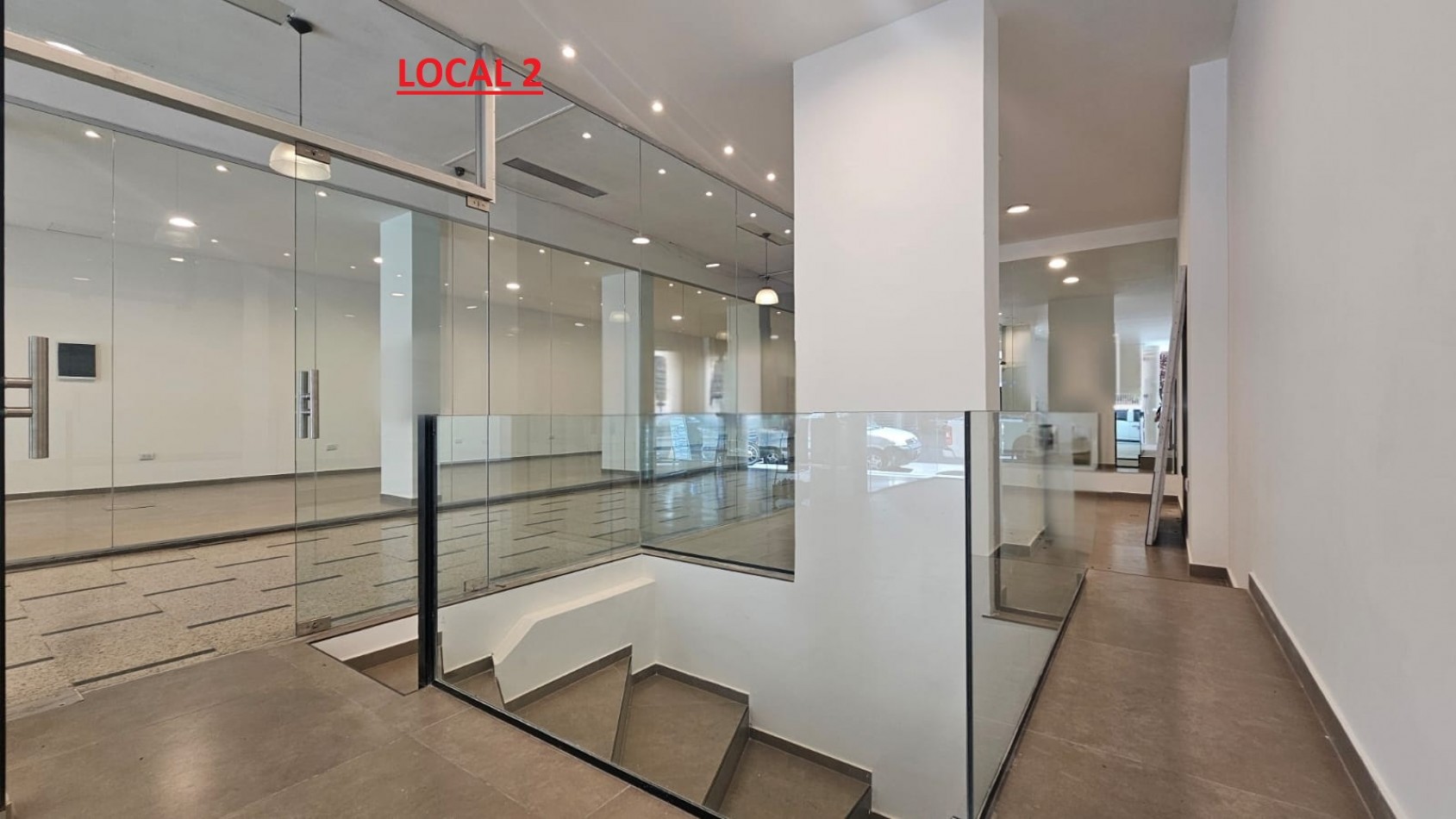 DOS LOCALES EN BLOCK A LA CALLE EN GALERIA EN EL CENTRO (FINANCIA). APTO CREDITO