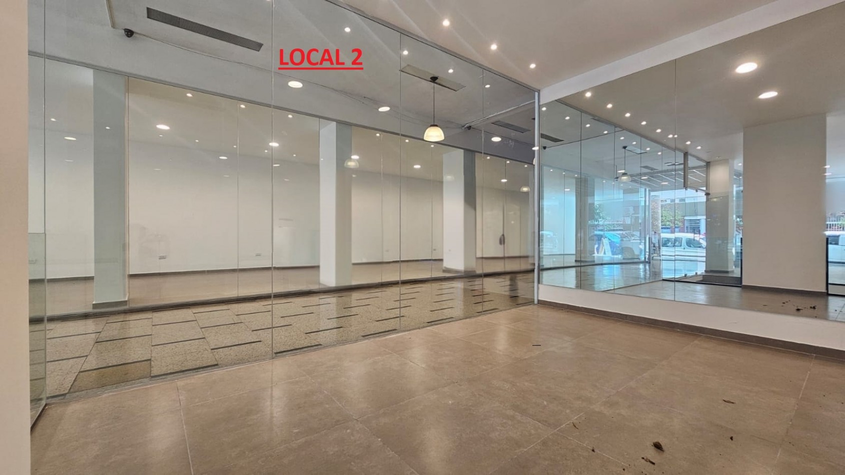 DOS LOCALES EN BLOCK A LA CALLE EN GALERIA EN EL CENTRO (FINANCIA). APTO CREDITO