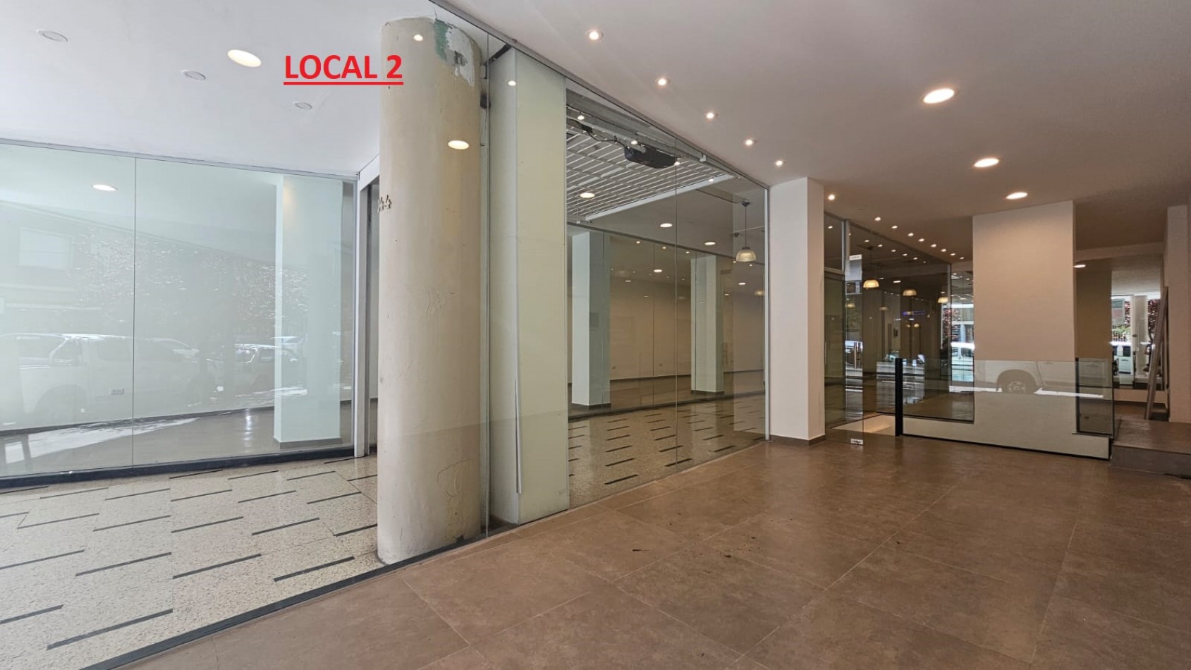 DOS LOCALES EN BLOCK A LA CALLE EN GALERIA EN EL CENTRO (FINANCIA). APTO CREDITO