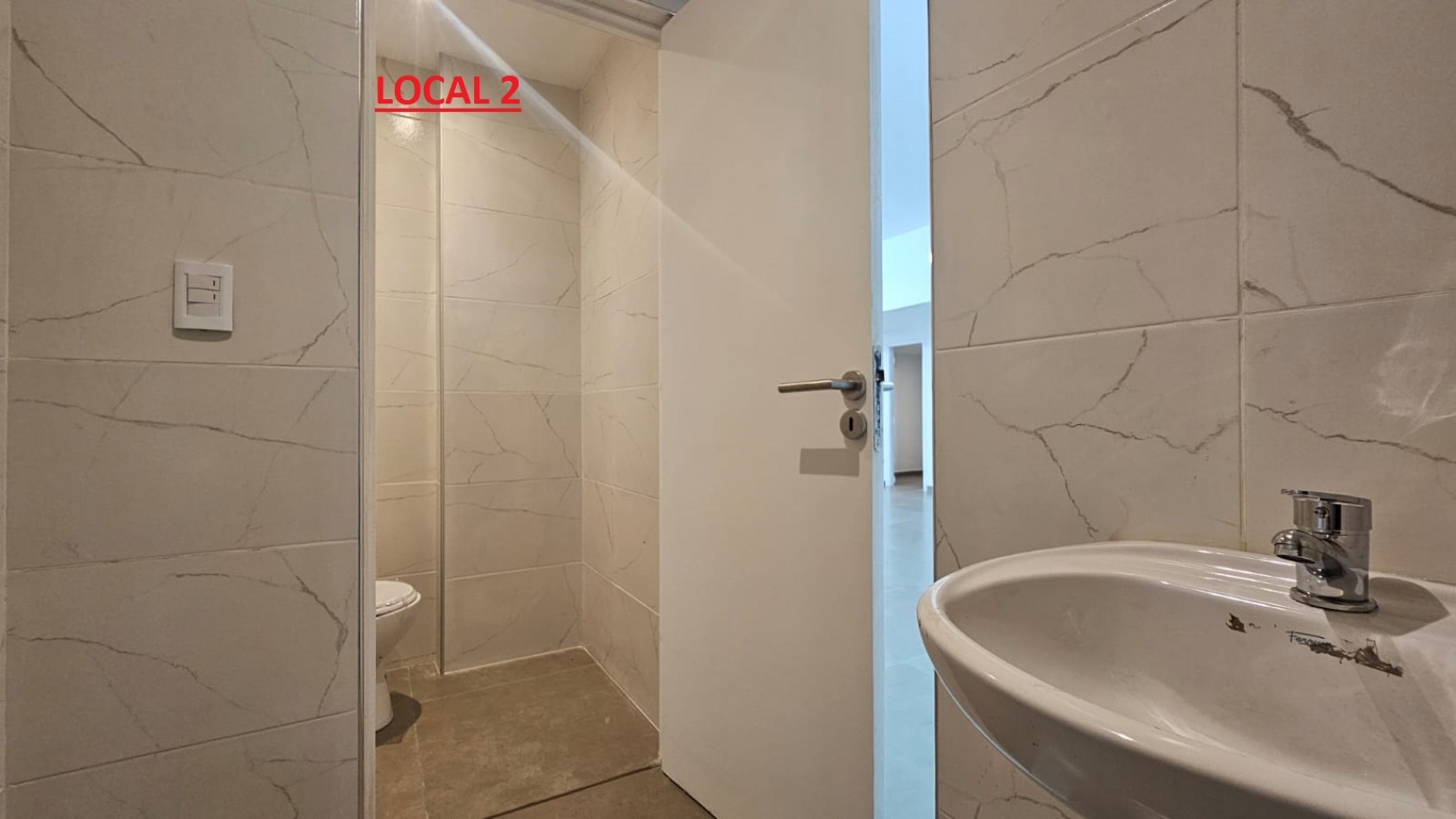 DOS LOCALES EN BLOCK A LA CALLE EN GALERIA EN EL CENTRO (FINANCIA). APTO CREDITO