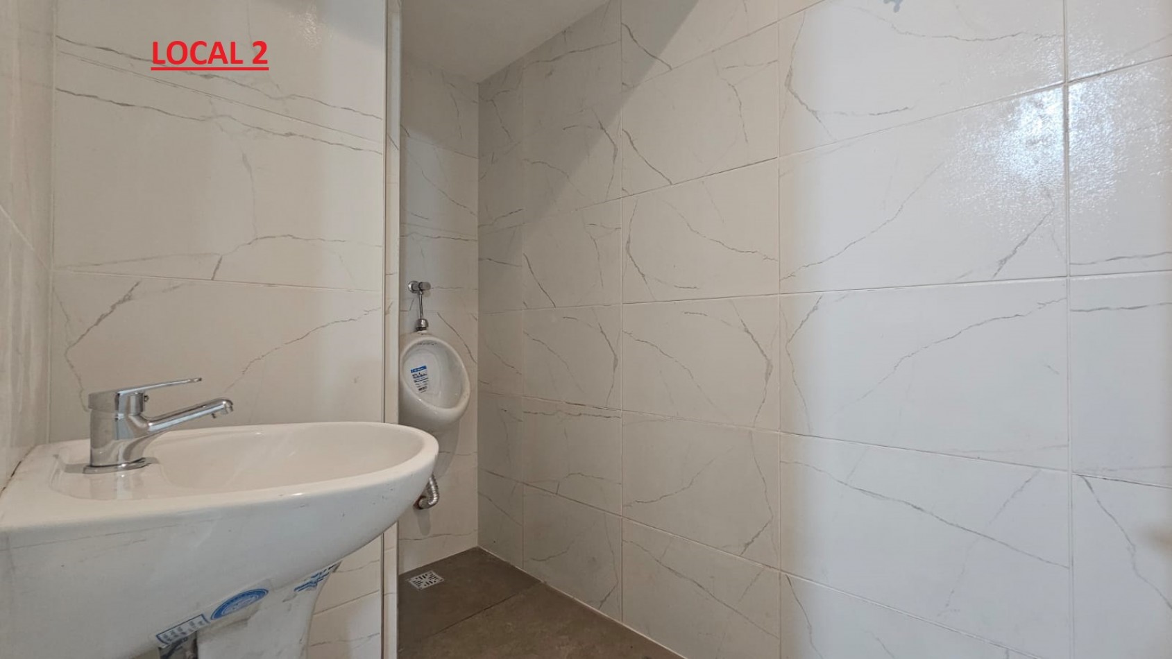 DOS LOCALES EN BLOCK A LA CALLE EN GALERIA EN EL CENTRO (FINANCIA). APTO CREDITO