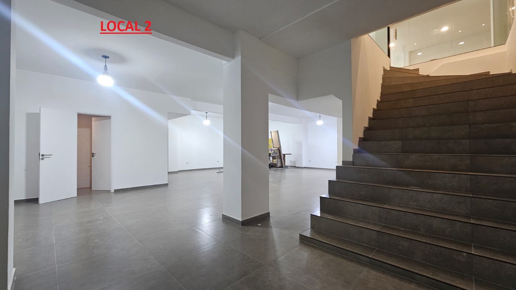 DOS LOCALES EN BLOCK A LA CALLE EN GALERIA EN EL CENTRO (FINANCIA). APTO CREDITO