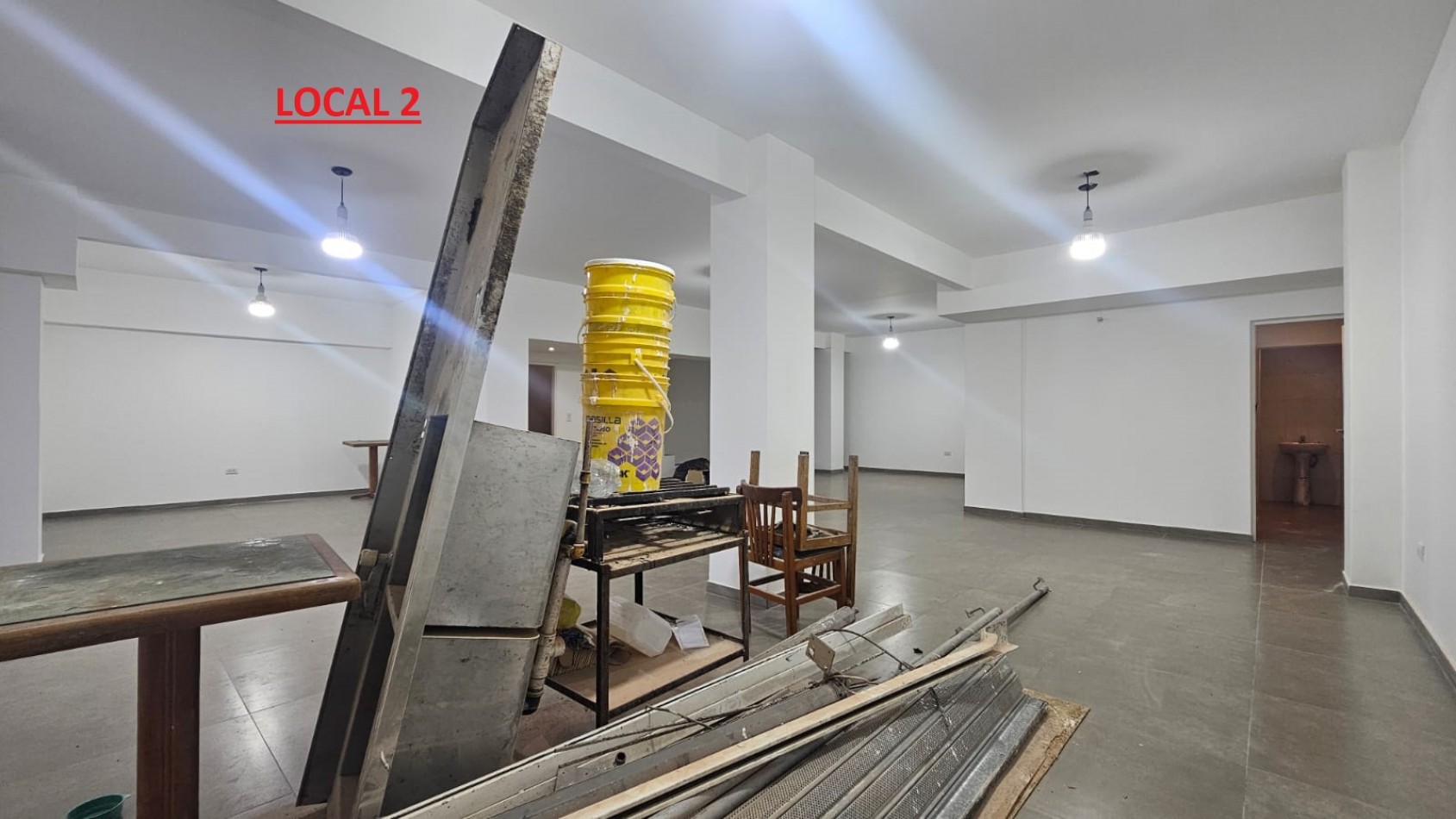 DOS LOCALES EN BLOCK A LA CALLE EN GALERIA EN EL CENTRO (FINANCIA). APTO CREDITO