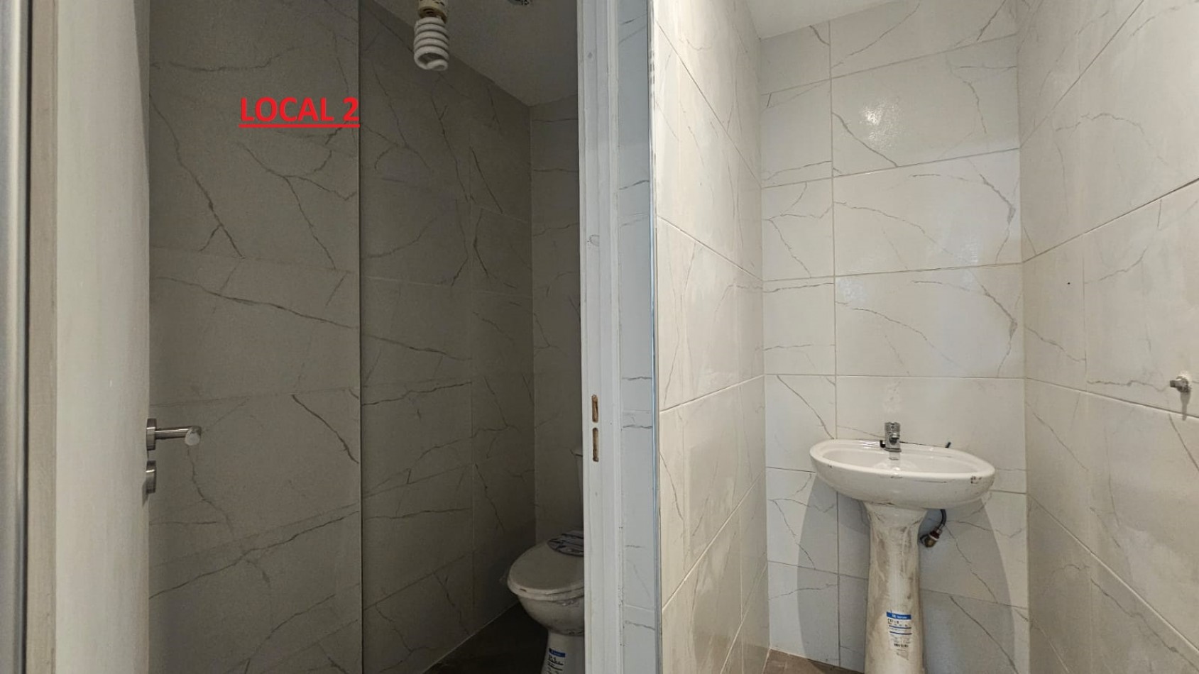 DOS LOCALES EN BLOCK A LA CALLE EN GALERIA EN EL CENTRO (FINANCIA). APTO CREDITO