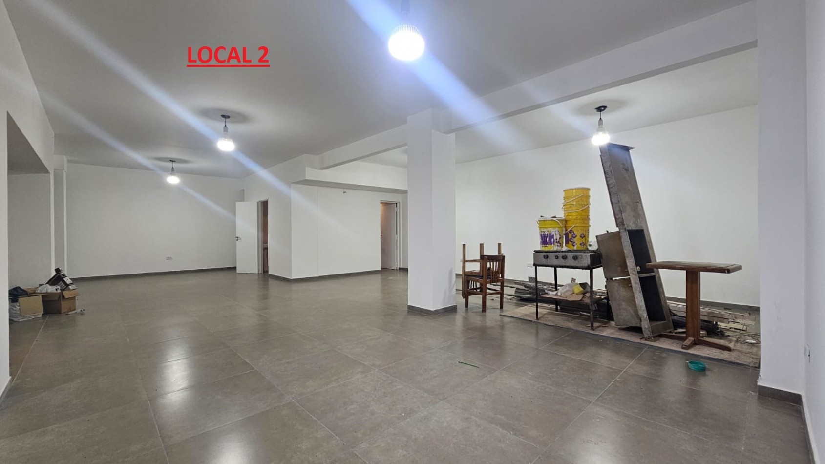 DOS LOCALES EN BLOCK A LA CALLE EN GALERIA EN EL CENTRO (FINANCIA). APTO CREDITO