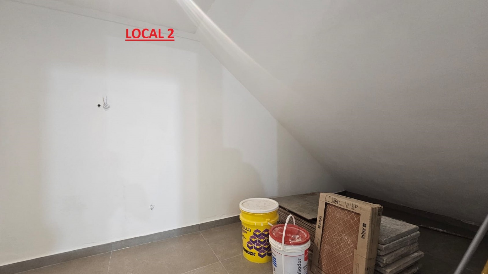 DOS LOCALES EN BLOCK A LA CALLE EN GALERIA EN EL CENTRO (FINANCIA). APTO CREDITO