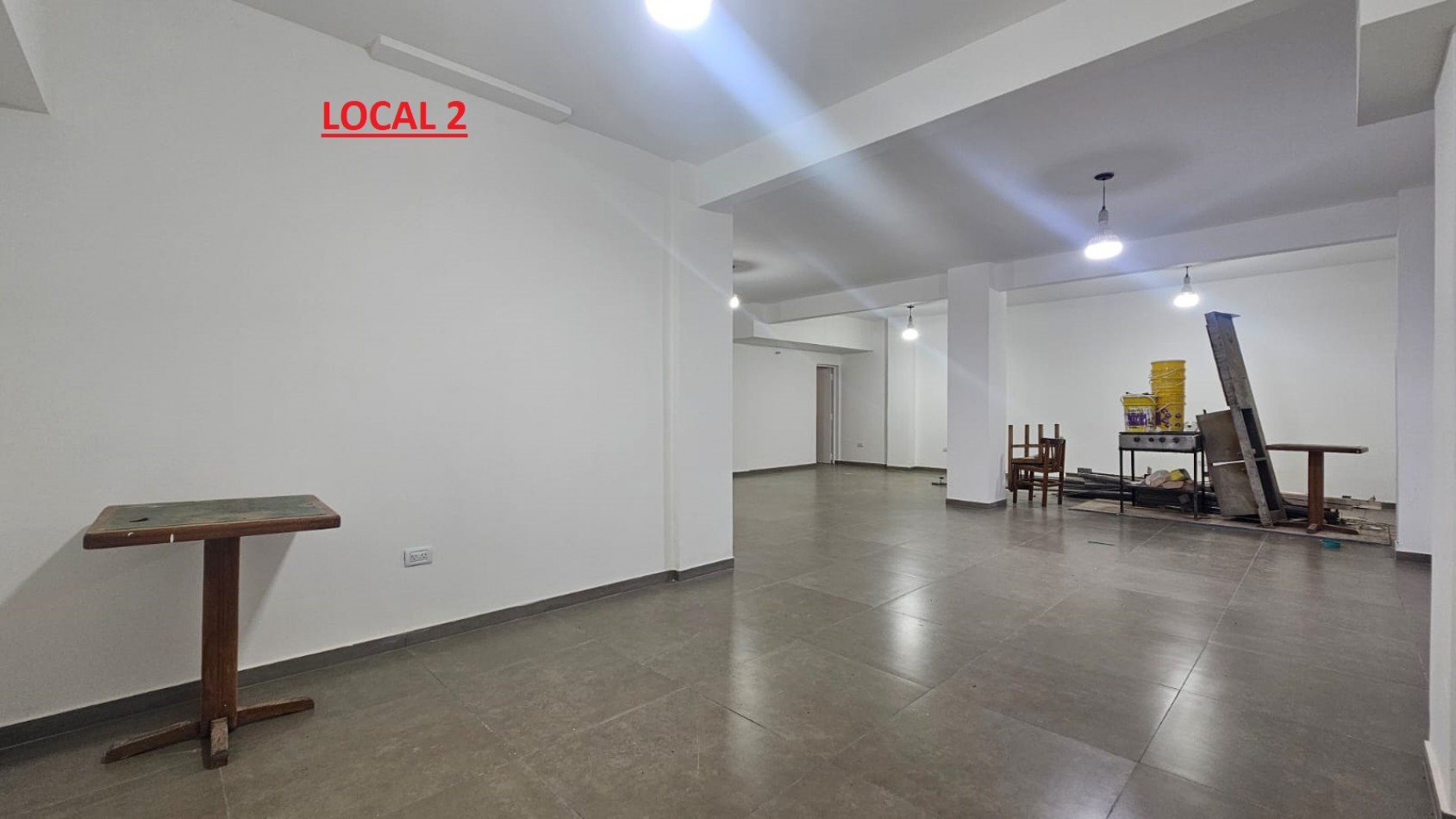 DOS LOCALES EN BLOCK A LA CALLE EN GALERIA EN EL CENTRO (FINANCIA). APTO CREDITO