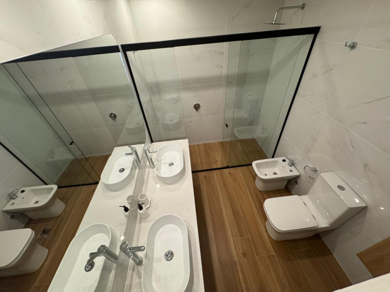 CHALET EN PH DE 4 AMBIENTES EN 2 PLANTAS CON GARAJE, A 150 MTS. DEL SHOPPING ALDREY