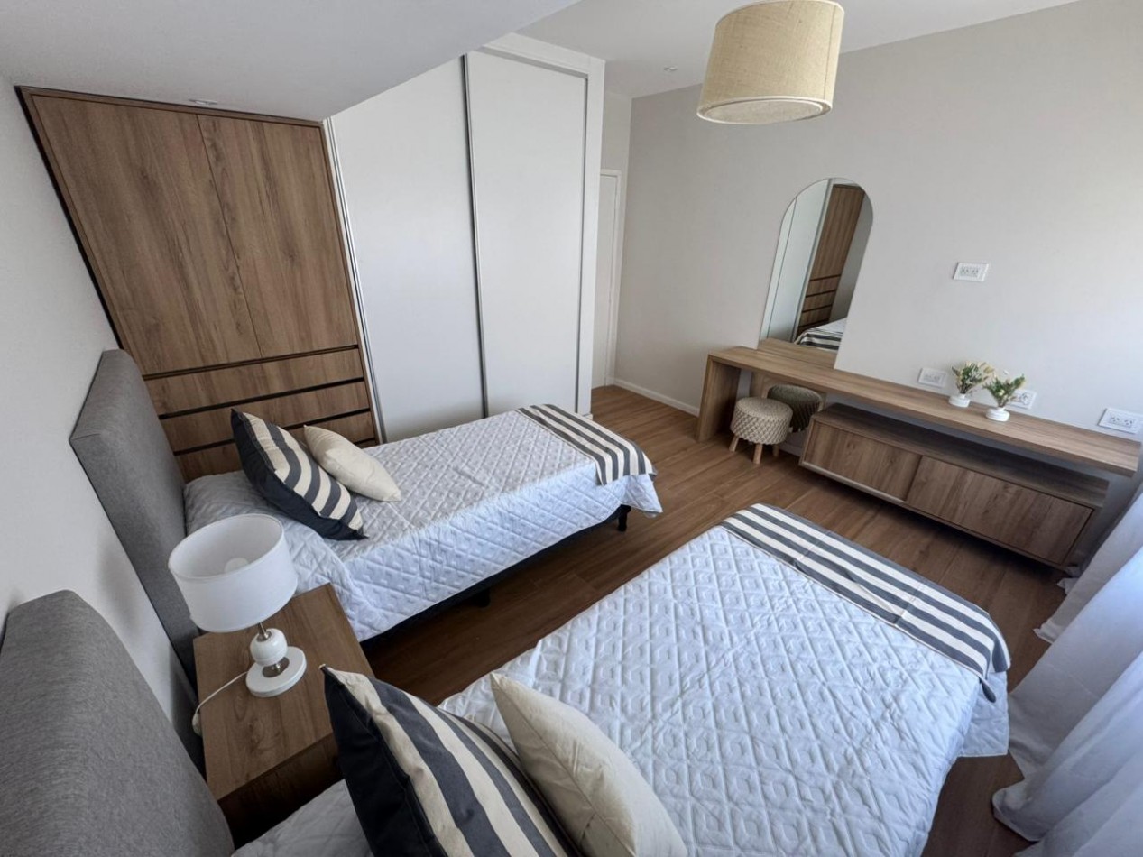 CHALET EN PH DE 4 AMBIENTES EN 2 PLANTAS CON GARAJE, A 150 MTS. DEL SHOPPING ALDREY