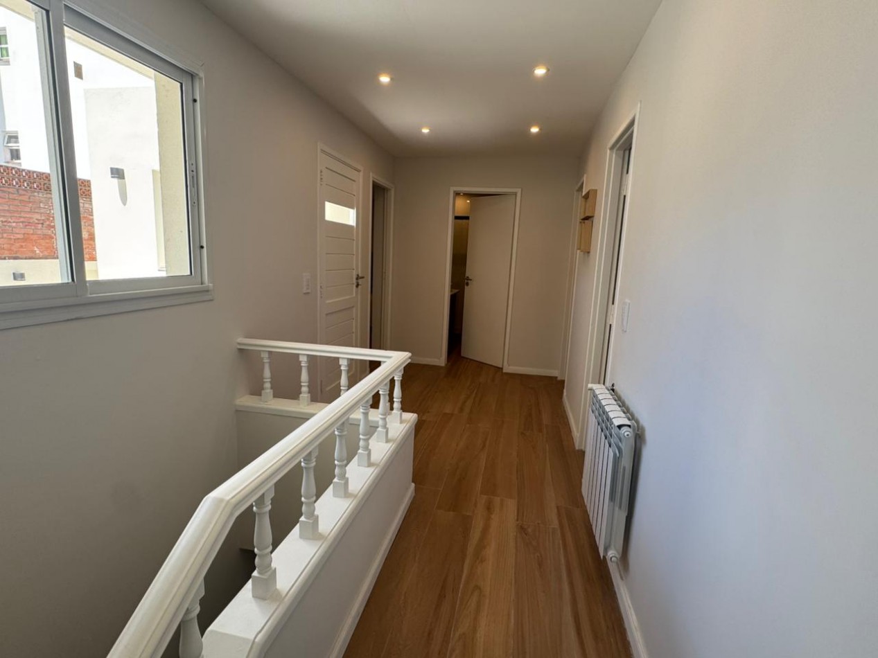 CHALET EN PH DE 4 AMBIENTES EN 2 PLANTAS CON GARAJE, A 150 MTS. DEL SHOPPING ALDREY