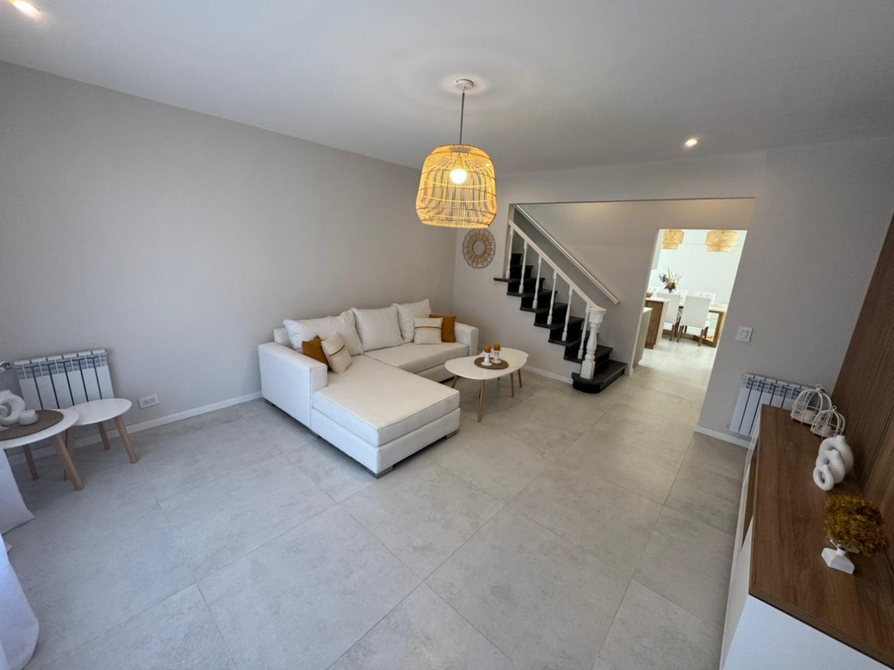 CHALET EN PH DE 4 AMBIENTES EN 2 PLANTAS CON GARAJE, A 150 MTS. DEL SHOPPING ALDREY