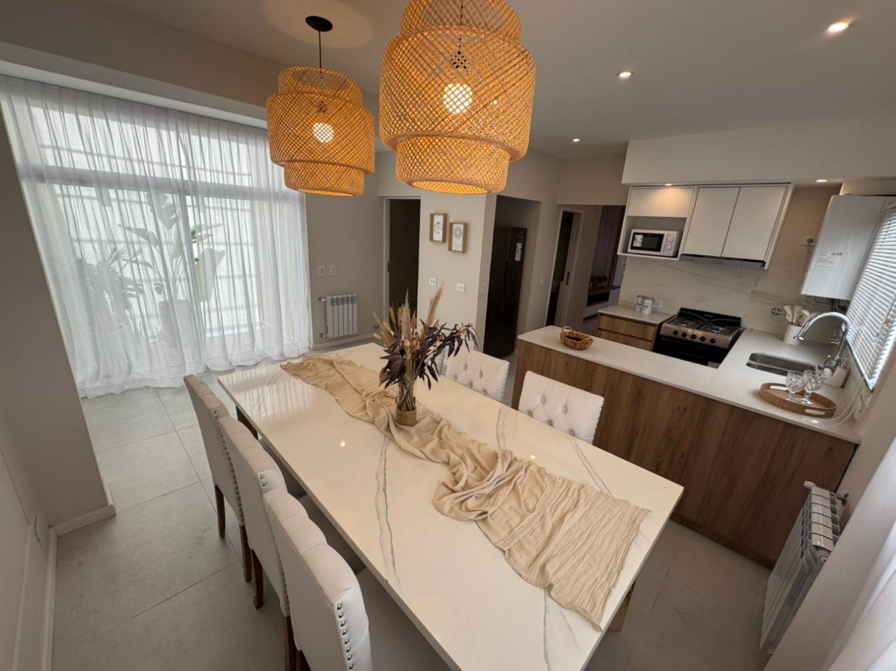 CHALET EN PH DE 4 AMBIENTES EN 2 PLANTAS CON GARAJE, A 150 MTS. DEL SHOPPING ALDREY