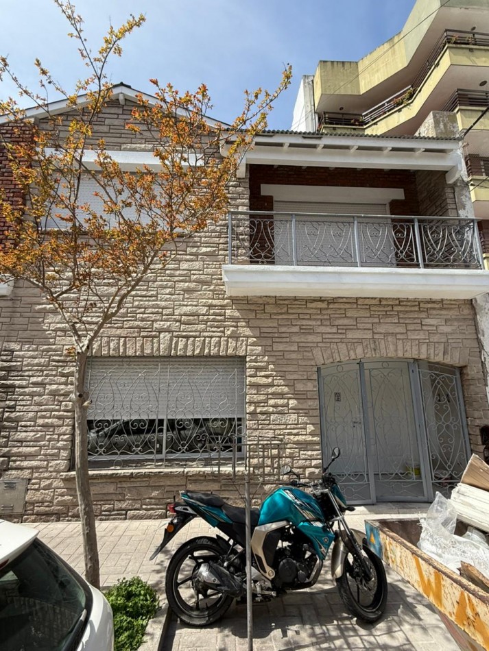 CHALET EN PH DE 4 AMBIENTES EN 2 PLANTAS CON GARAJE, A 150 MTS. DEL SHOPPING ALDREY