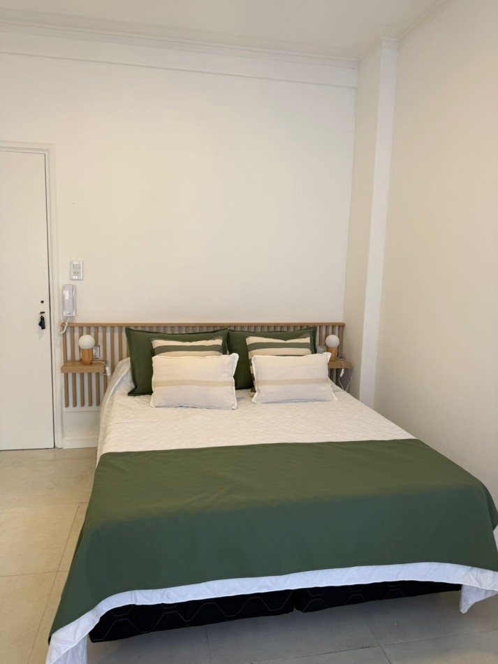 DEPARTAMENTO 1 AMBIENTE RECICLADO CON BALCON SALIENTE A LA CALLE EN EL CENTRO