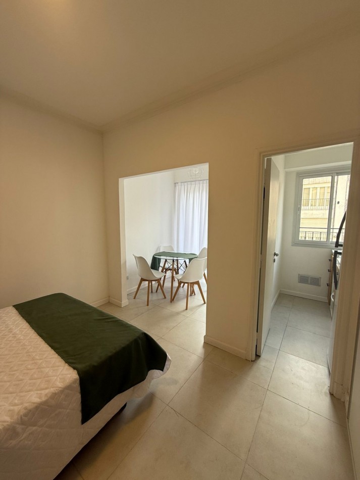 DEPARTAMENTO 1 AMBIENTE RECICLADO CON BALCON SALIENTE A LA CALLE EN EL CENTRO