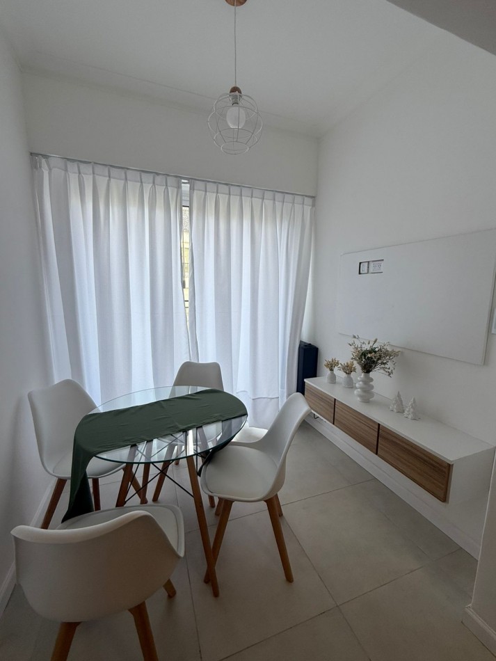 DEPARTAMENTO 1 AMBIENTE RECICLADO CON BALCON SALIENTE A LA CALLE EN EL CENTRO