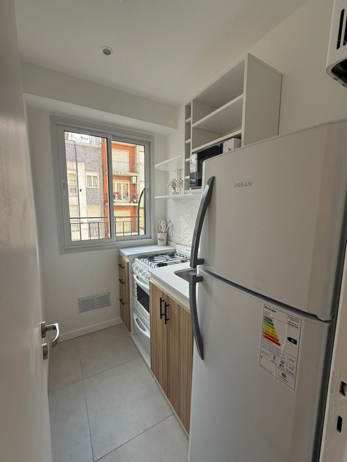 DEPARTAMENTO 1 AMBIENTE RECICLADO CON BALCON SALIENTE A LA CALLE EN EL CENTRO