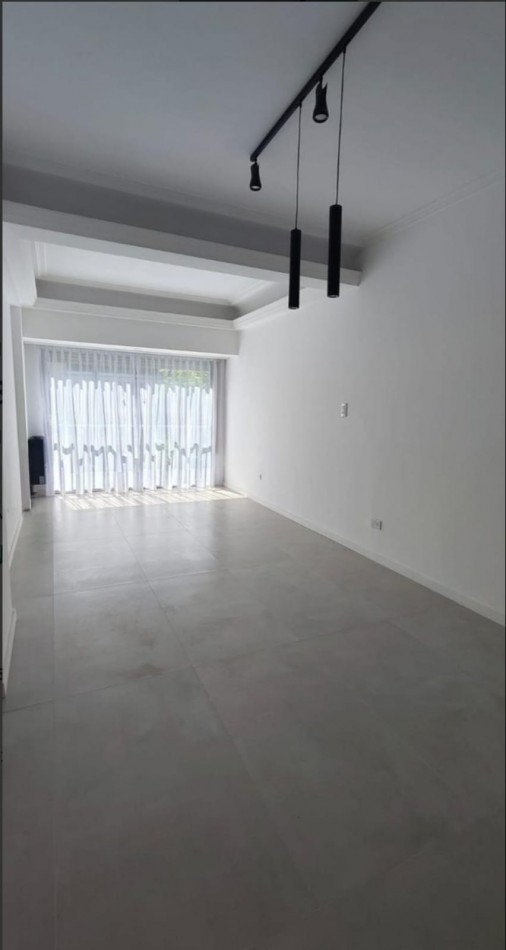 DEPARTAMENTO 3 AMBIENTES CON DEPENDENCIA DE SERVICIO Y PATIO, TODO RECICLADO