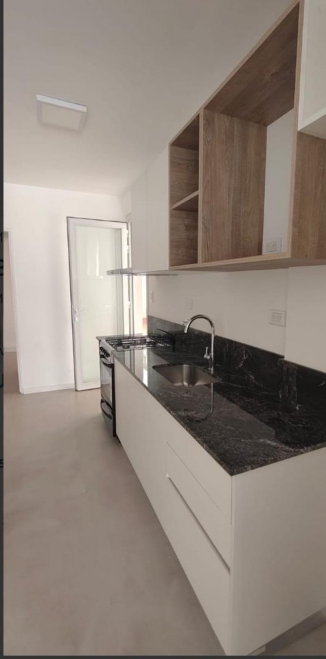 DEPARTAMENTO 3 AMBIENTES CON DEPENDENCIA DE SERVICIO Y PATIO, TODO RECICLADO