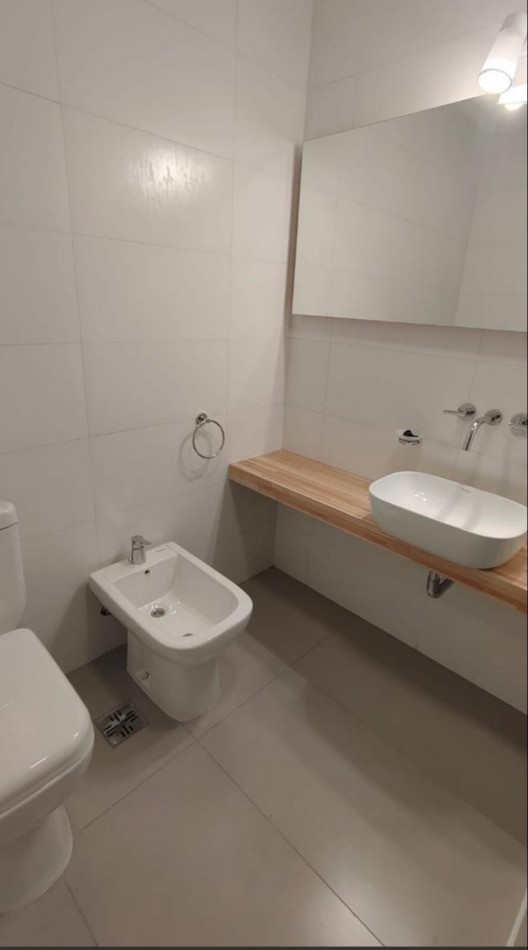 DEPARTAMENTO 3 AMBIENTES CON DEPENDENCIA DE SERVICIO Y PATIO, TODO RECICLADO