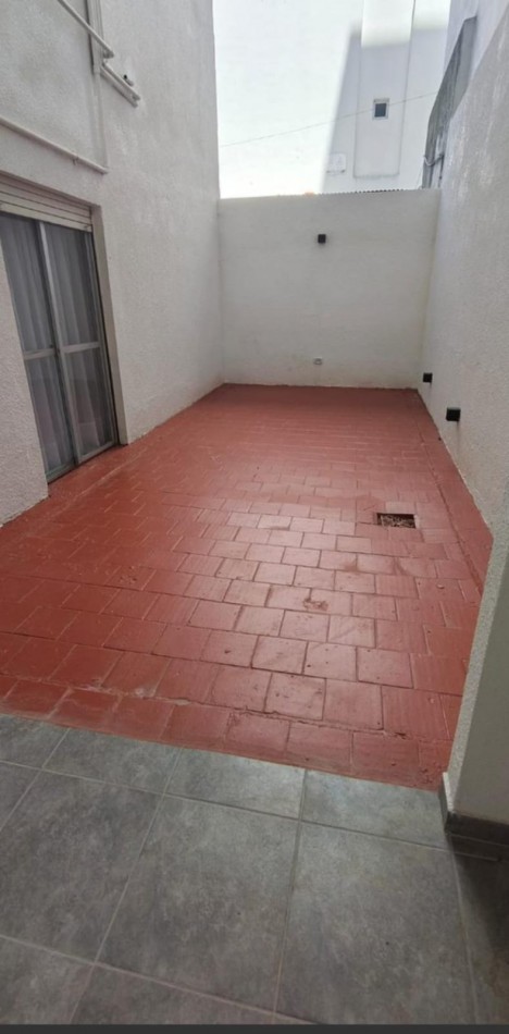 DEPARTAMENTO 3 AMBIENTES CON DEPENDENCIA DE SERVICIO Y PATIO, TODO RECICLADO