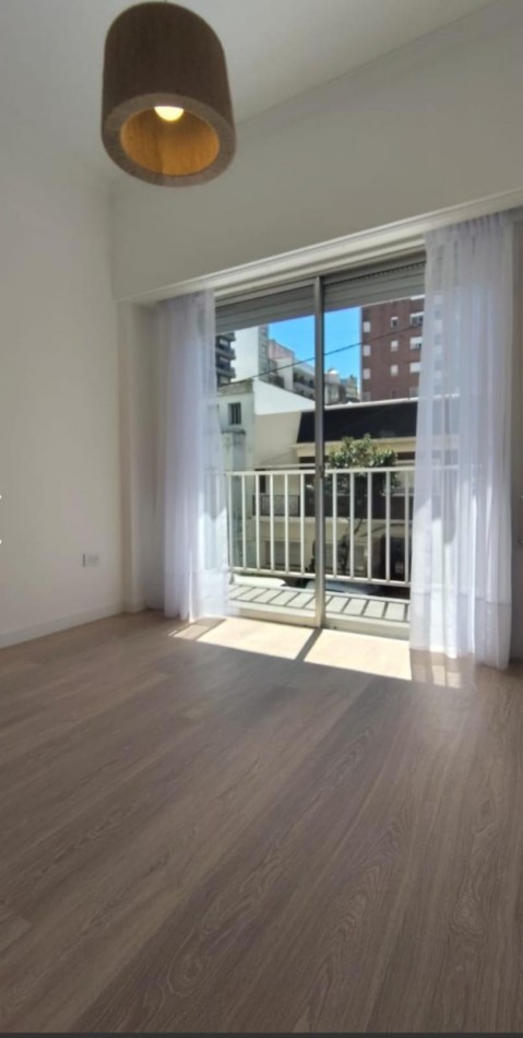 DEPARTAMENTO 3 AMBIENTES CON DEPENDENCIA DE SERVICIO Y PATIO, TODO RECICLADO