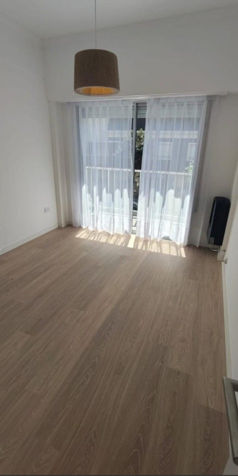 DEPARTAMENTO 3 AMBIENTES CON DEPENDENCIA DE SERVICIO Y PATIO, TODO RECICLADO