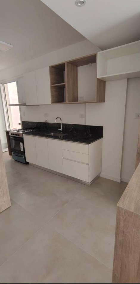 DEPARTAMENTO 3 AMBIENTES CON DEPENDENCIA DE SERVICIO Y PATIO, TODO RECICLADO