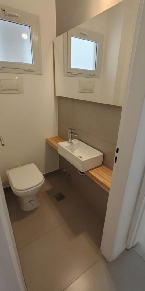 DEPARTAMENTO 3 AMBIENTES CON DEPENDENCIA DE SERVICIO Y PATIO, TODO RECICLADO