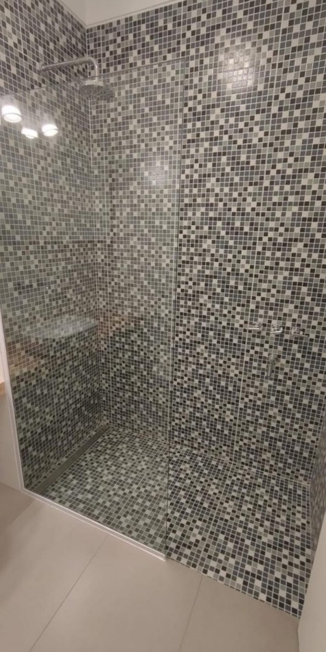 DEPARTAMENTO 3 AMBIENTES CON DEPENDENCIA DE SERVICIO Y PATIO, TODO RECICLADO