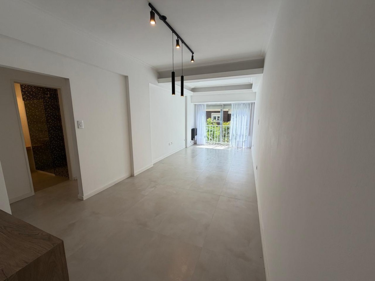 DEPARTAMENTO 3 AMBIENTES CON DEPENDENCIA DE SERVICIO Y PATIO, TODO RECICLADO