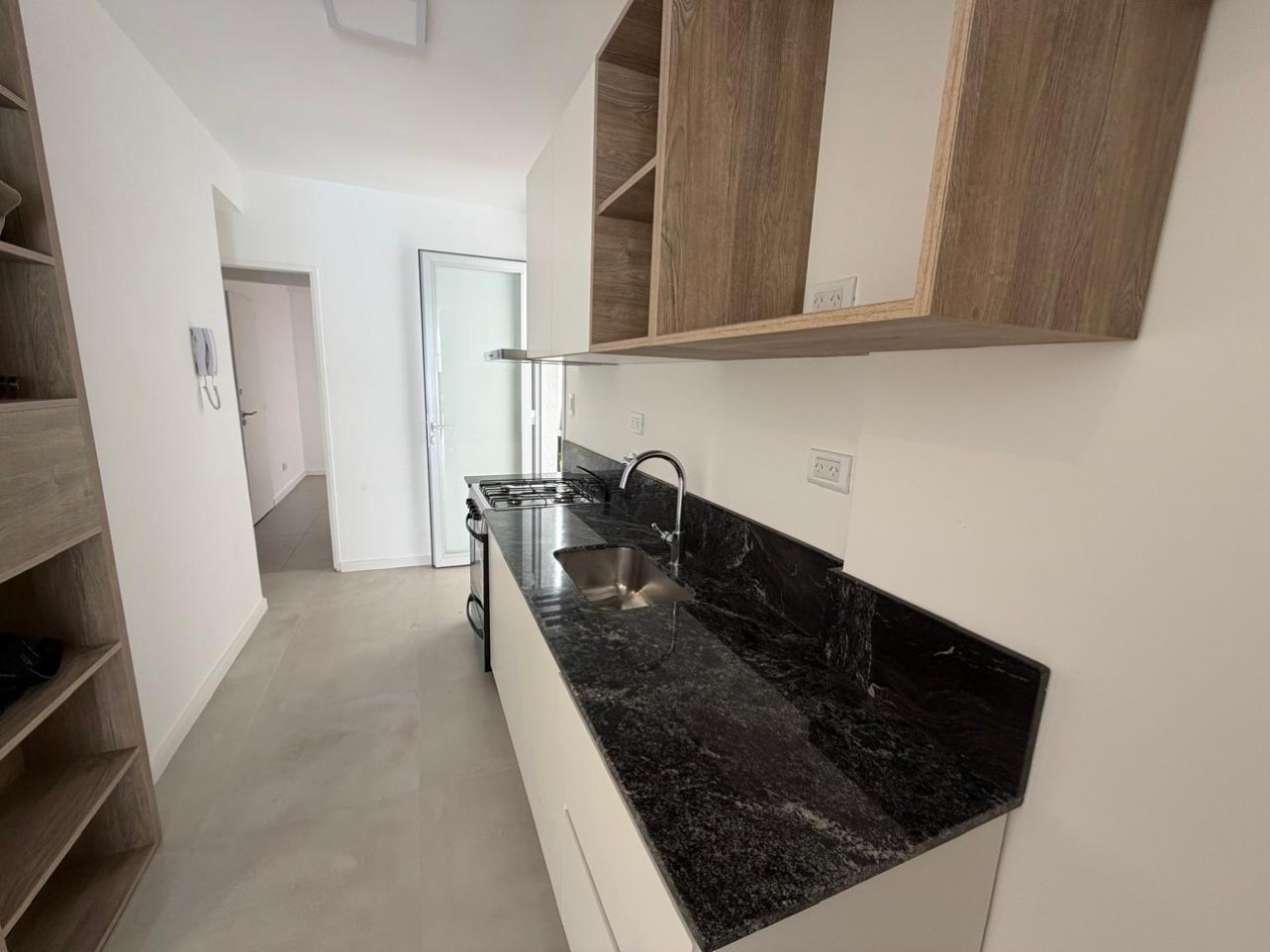 DEPARTAMENTO 3 AMBIENTES CON DEPENDENCIA DE SERVICIO Y PATIO, TODO RECICLADO