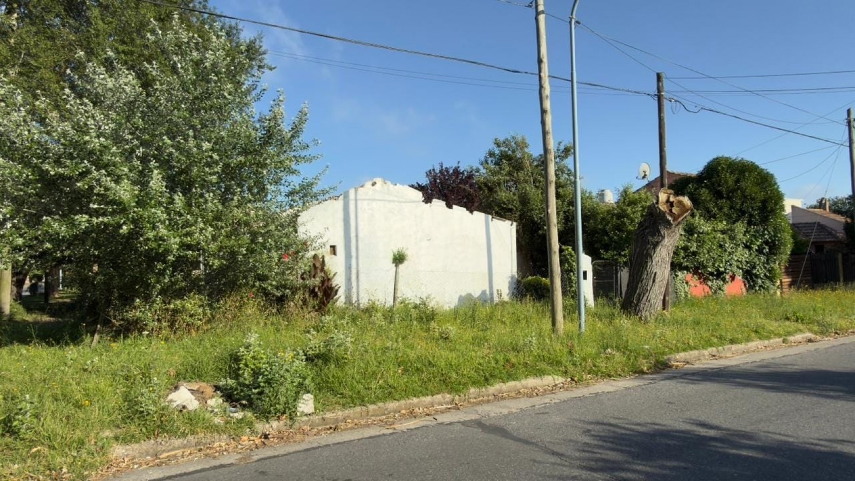 LOTE DE 451M2 EN LOS PINARES, ZONIFICACION R5 IDEAL PARA DESARROLLO