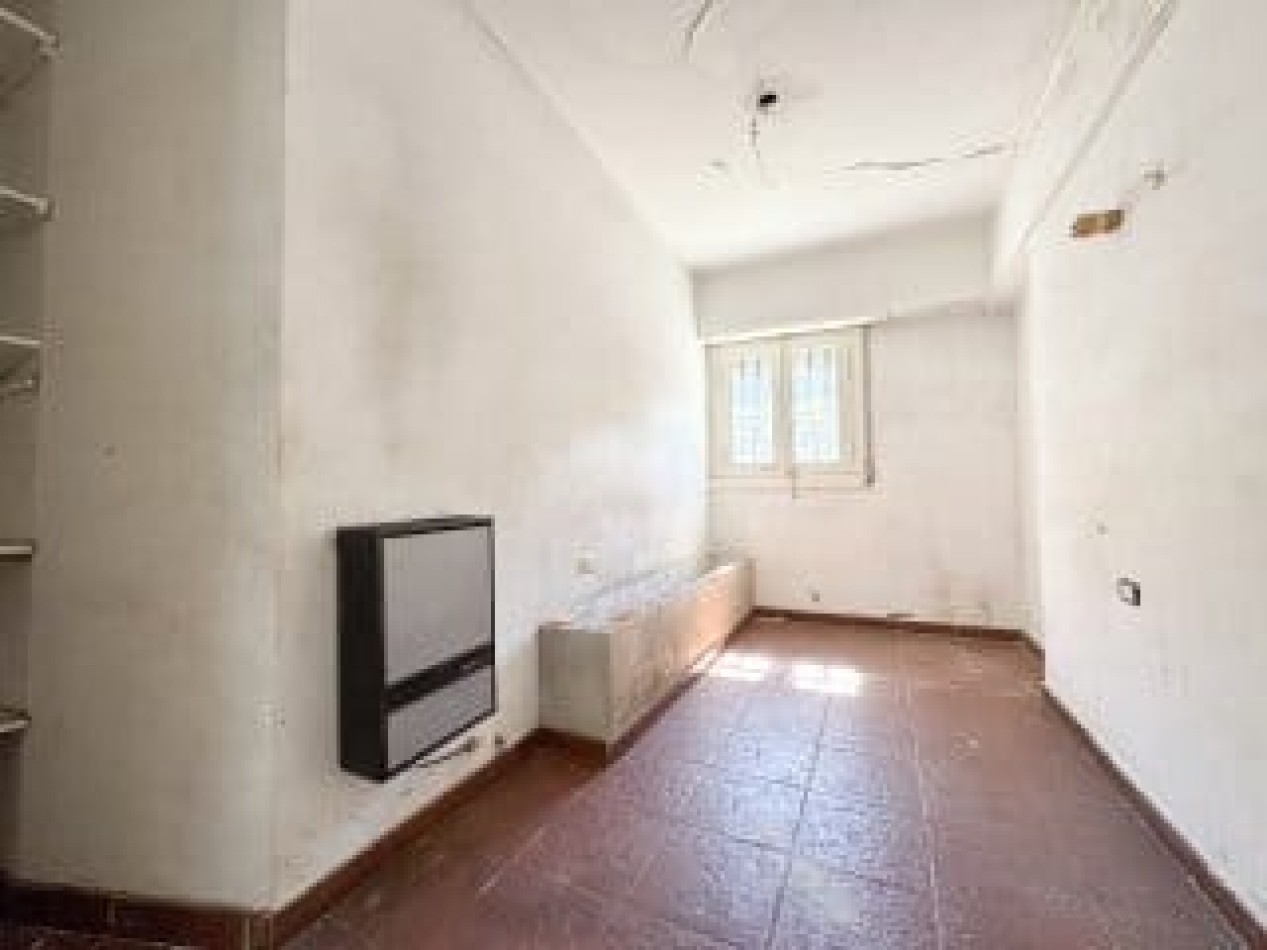 CASA DE 3 AMB EN ESQUINA A RECICLAR CON GARAJE, PATIO Y TERRAZA EN LA PERLA