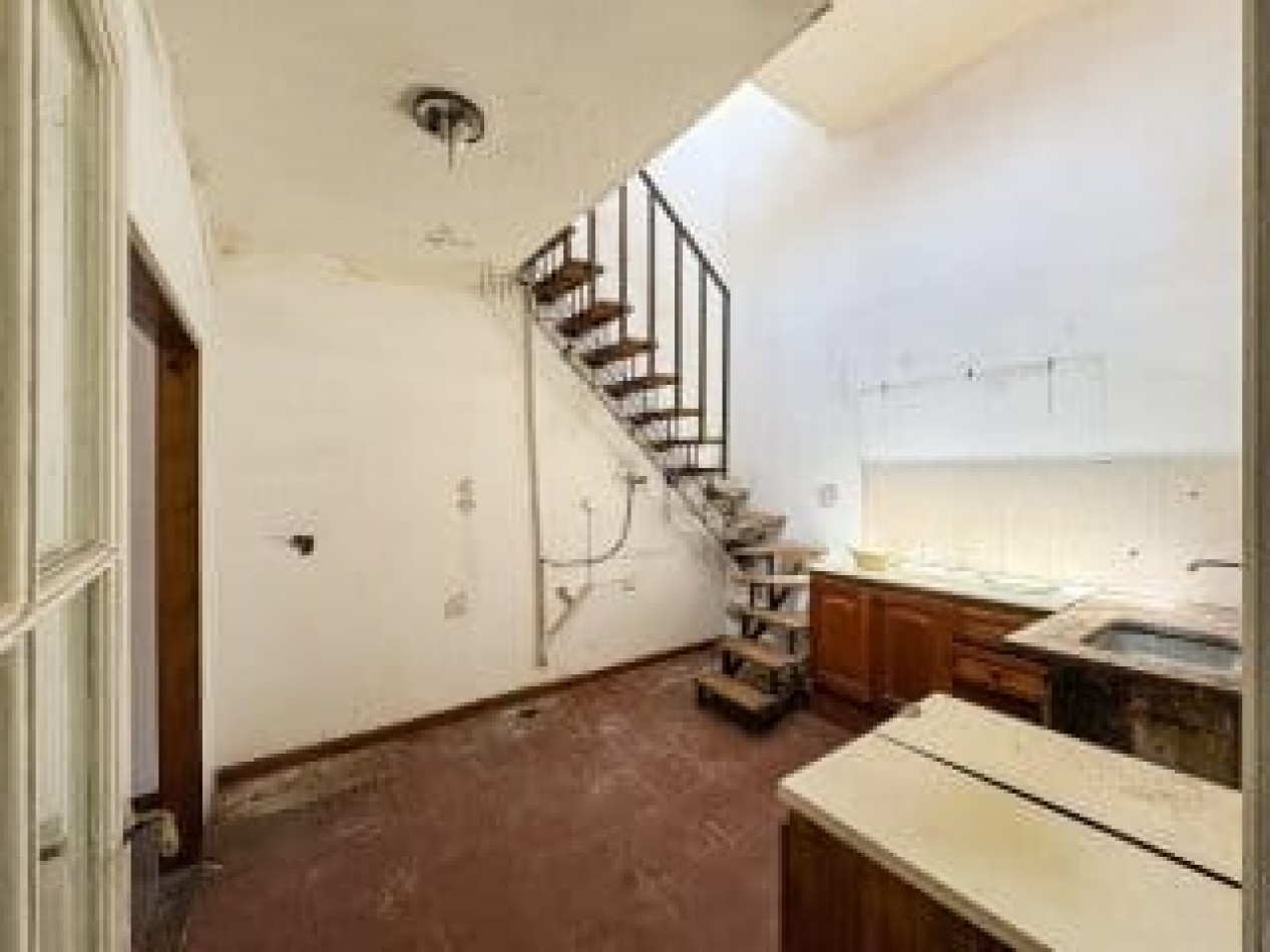 CASA DE 3 AMB EN ESQUINA A RECICLAR CON GARAJE, PATIO Y TERRAZA EN LA PERLA