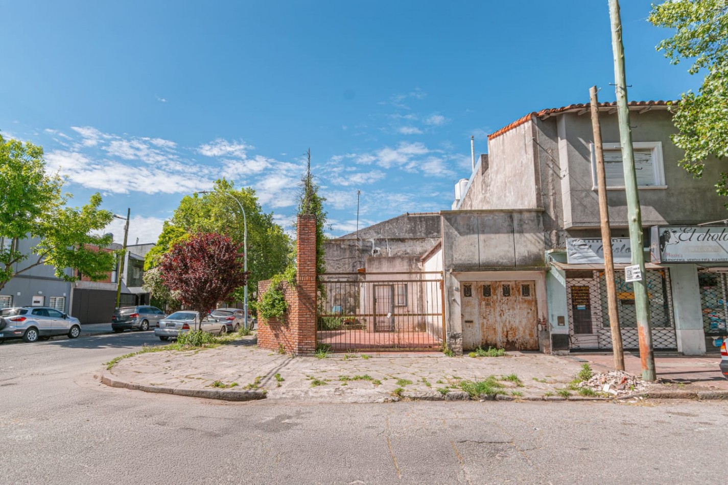 CASA DE 3 AMB EN ESQUINA A RECICLAR CON GARAJE, PATIO Y TERRAZA EN LA PERLA