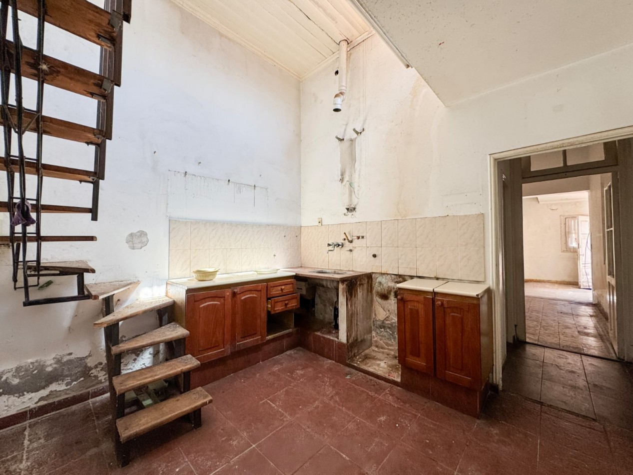 CASA DE 3 AMB EN ESQUINA A RECICLAR CON GARAJE, PATIO Y TERRAZA EN LA PERLA