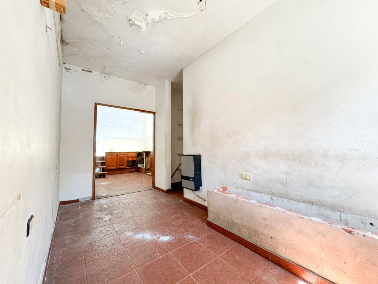 CASA DE 3 AMB EN ESQUINA A RECICLAR CON GARAJE, PATIO Y TERRAZA EN LA PERLA