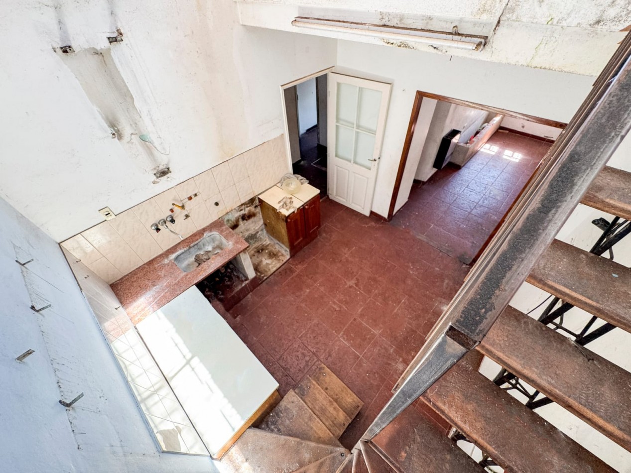 CASA DE 3 AMB EN ESQUINA A RECICLAR CON GARAJE, PATIO Y TERRAZA EN LA PERLA