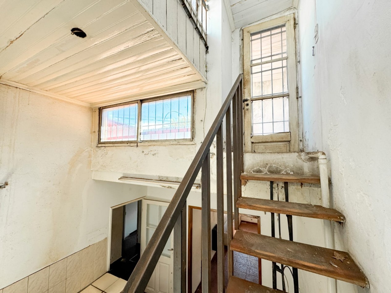 CASA DE 3 AMB EN ESQUINA A RECICLAR CON GARAJE, PATIO Y TERRAZA EN LA PERLA