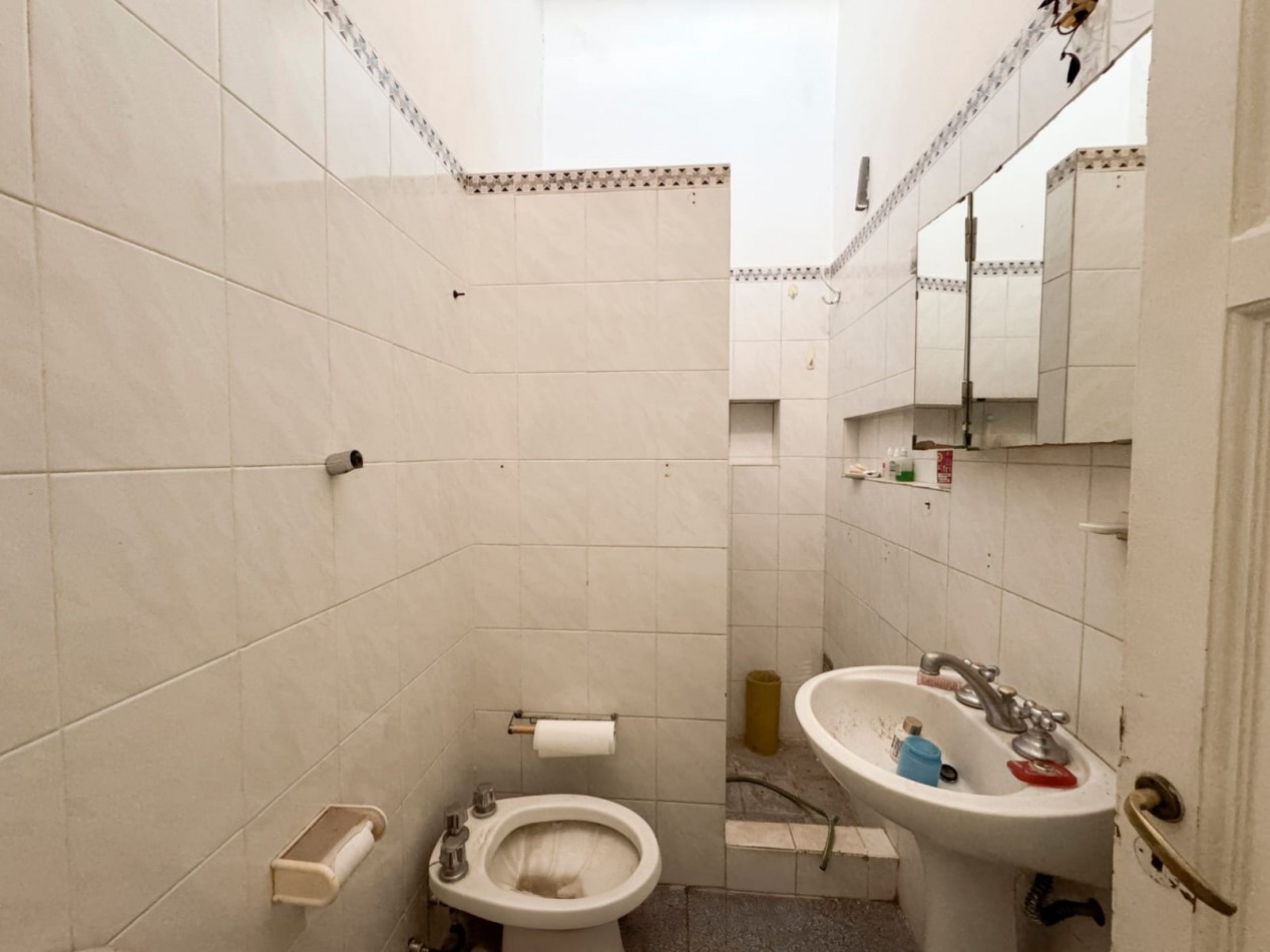 CASA DE 3 AMB EN ESQUINA A RECICLAR CON GARAJE, PATIO Y TERRAZA EN LA PERLA