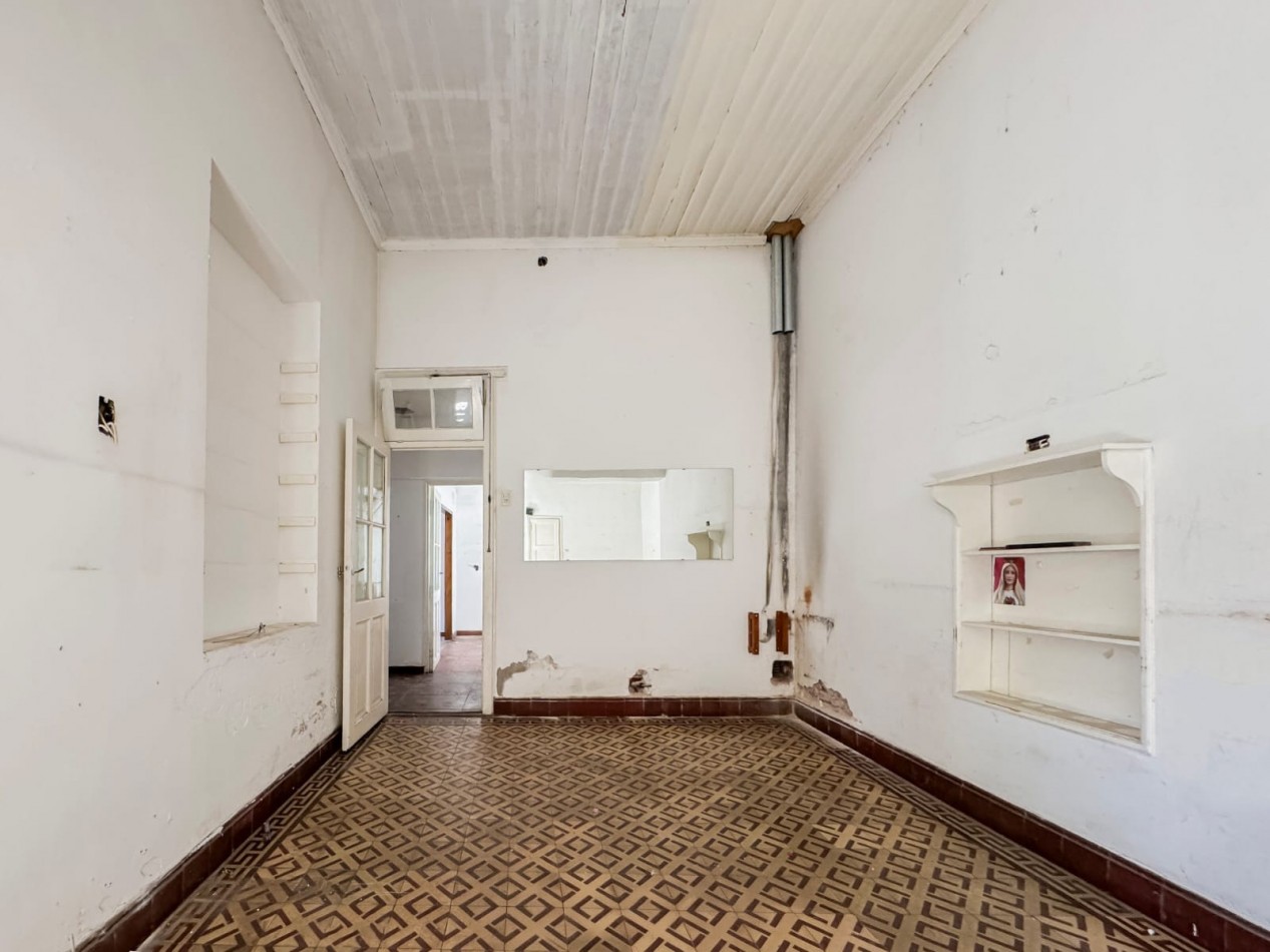 CASA DE 3 AMB EN ESQUINA A RECICLAR CON GARAJE, PATIO Y TERRAZA EN LA PERLA