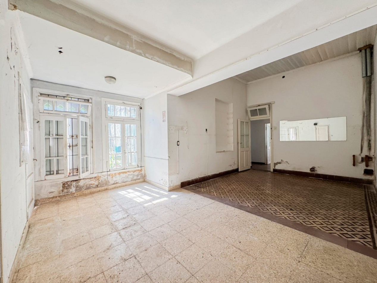 CASA DE 3 AMB EN ESQUINA A RECICLAR CON GARAJE, PATIO Y TERRAZA EN LA PERLA