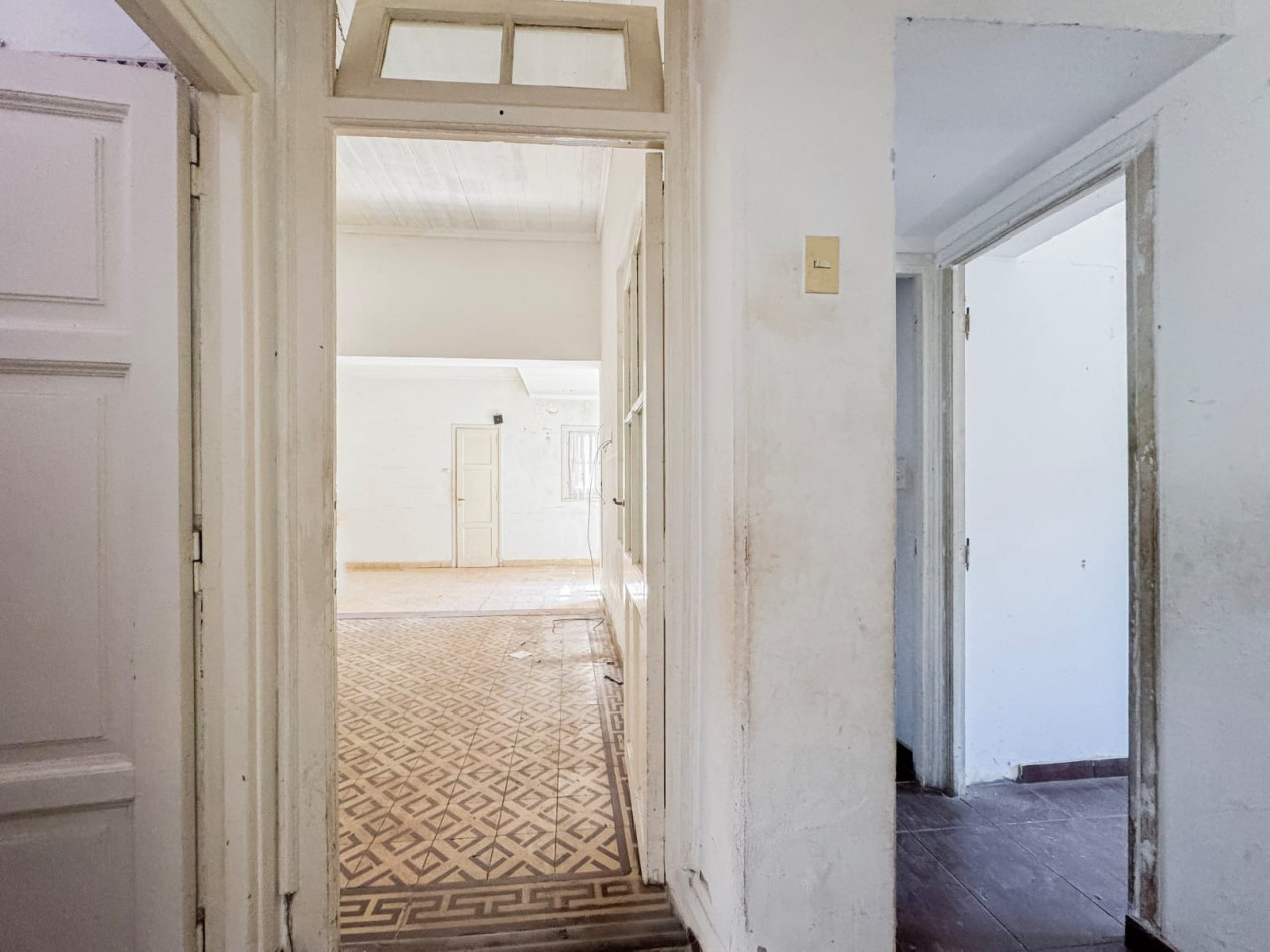 CASA DE 3 AMB EN ESQUINA A RECICLAR CON GARAJE, PATIO Y TERRAZA EN LA PERLA