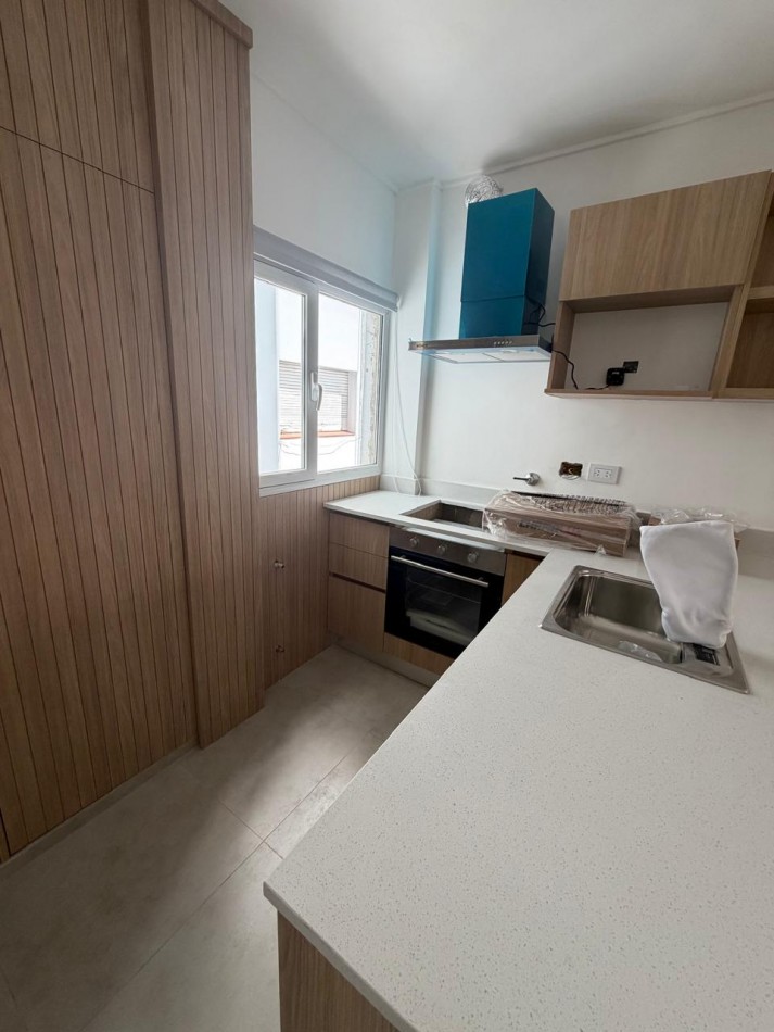 DEPARTAMENTO 3 AMBIENTES AL LATERAL EN PLAZA MITRE