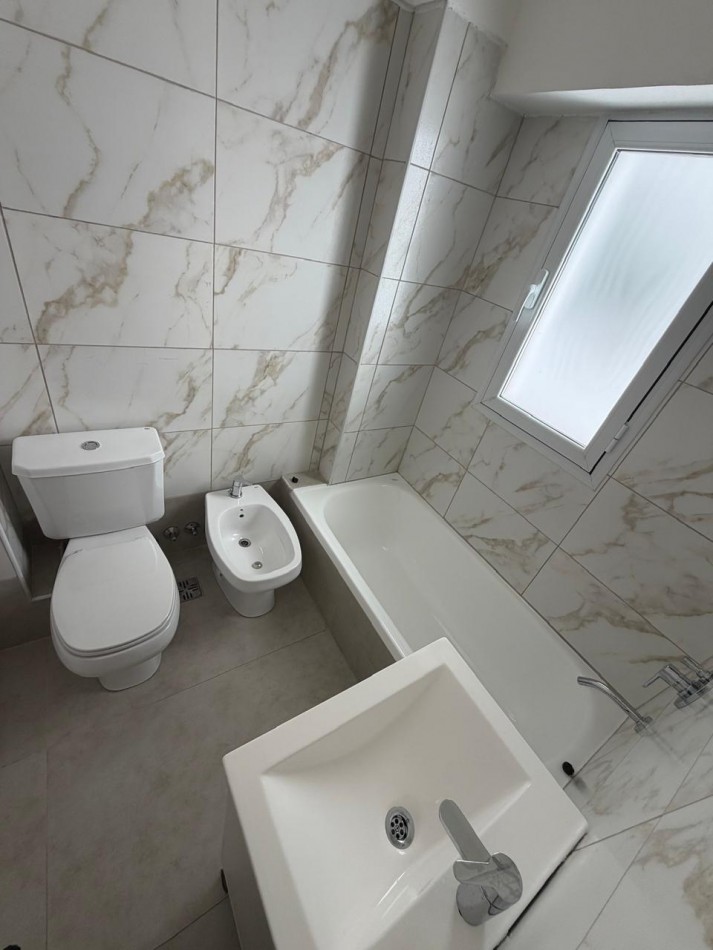 DEPARTAMENTO 3 AMBIENTES AL LATERAL EN PLAZA MITRE