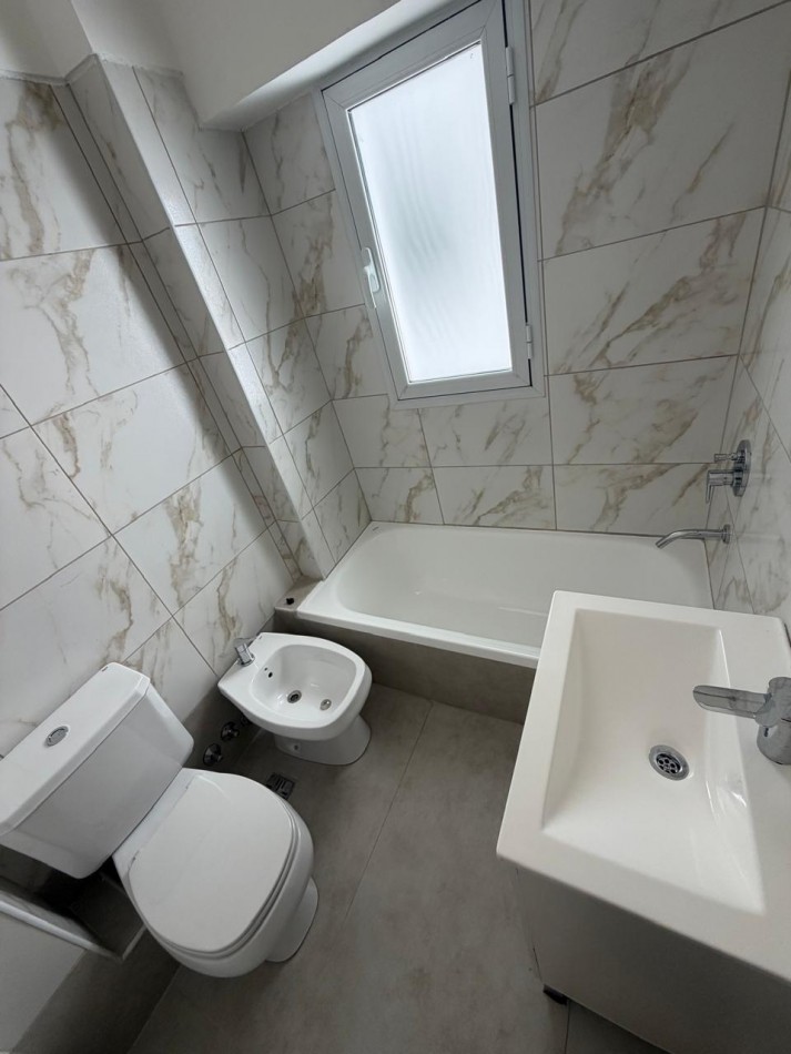 DEPARTAMENTO 3 AMBIENTES AL LATERAL EN PLAZA MITRE