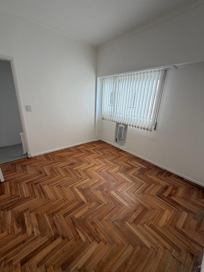 DEPARTAMENTO 3 AMBIENTES AL LATERAL EN PLAZA MITRE