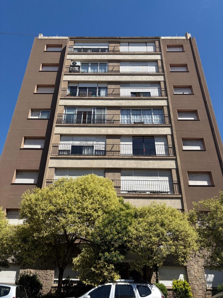 DEPARTAMENTO 3 AMBIENTES AL LATERAL EN PLAZA MITRE