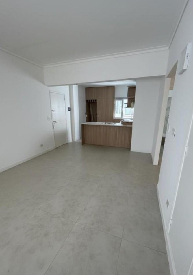 DEPARTAMENTO 3 AMBIENTES AL LATERAL EN PLAZA MITRE